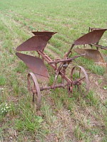 Charrue 2 socs (30eme fete des moissons de Saint-Jean-de-Touslas) (1)